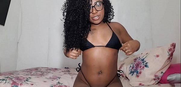  Negra gozando gostoso na siririca .